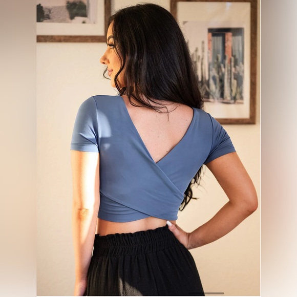 Aida reversible crop top LNw/outT - Picture 3 of 9